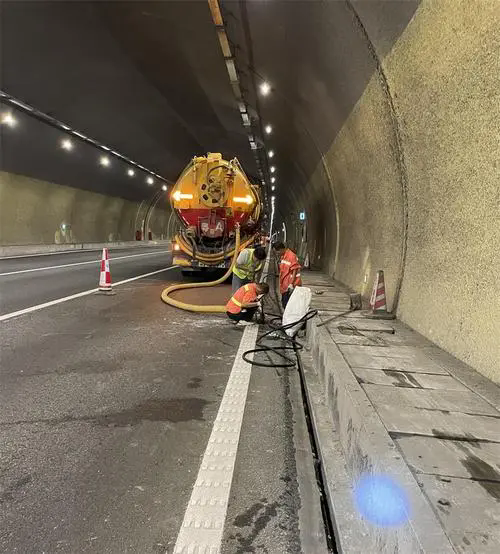 金水隧道排水渠清淤